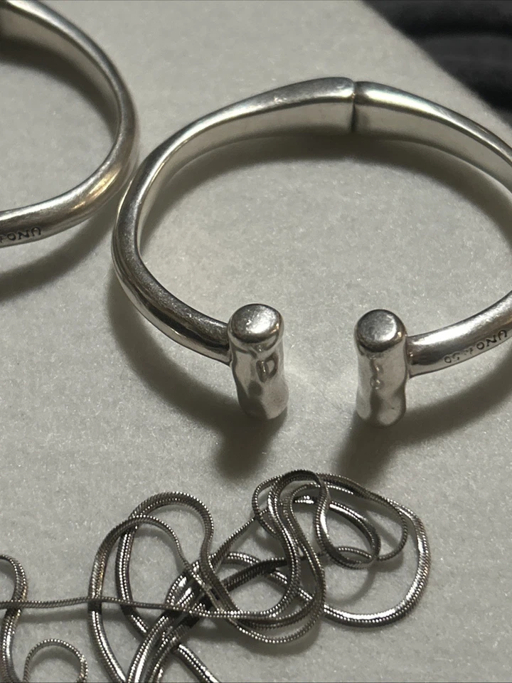 Lot of Uno de 50 Necklaces Bracelet Rings Some Need Repair Selling As Is 13 Pcs - Image 3 of 4