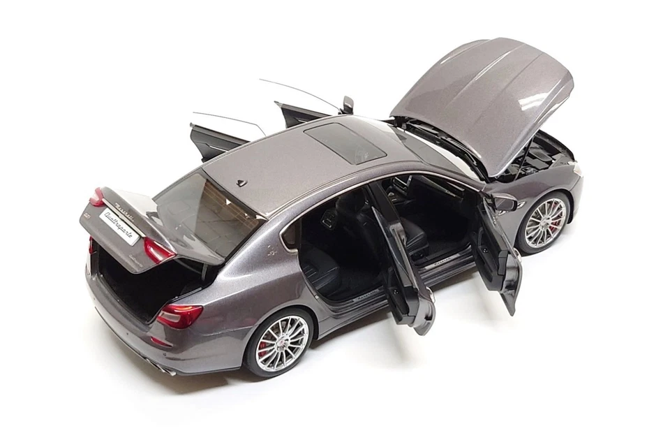 AUTOart 1:18 Maserati Quattroporte GTS in Grigio Maratea - Image 4 of 4