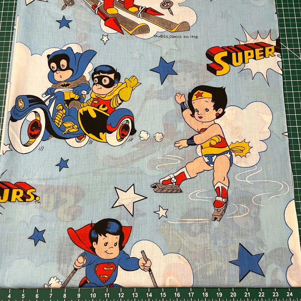 DC Comics Super Jrs. 1978 de colección Tela de mezcla de algodón azul por yarda 36" x 44" Foto 2 de 4
