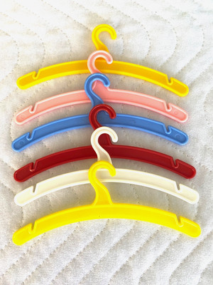 (2) Puppenkleiderbügel Bügel für Puppenkleidung  6 Stück bunt 15 cm
