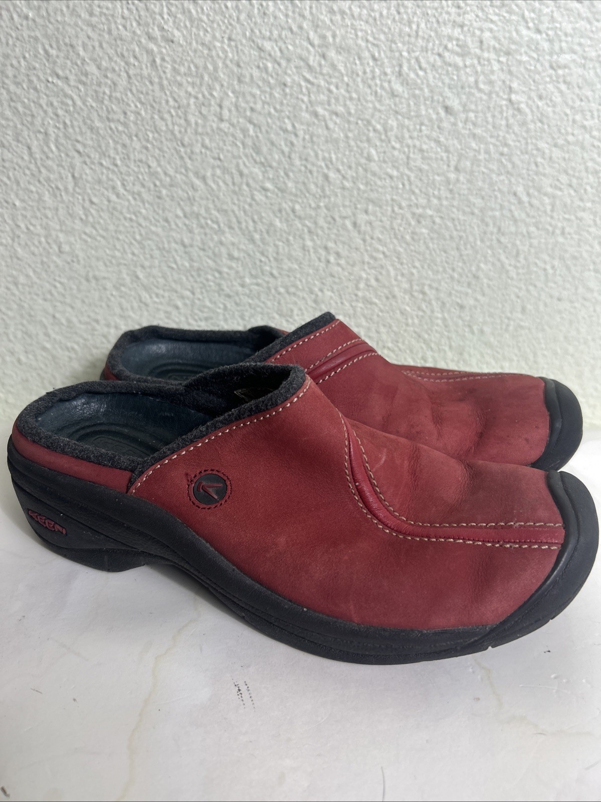 Scarpa da donna KEEN US 8 rossa in pelle nabuk slip on mule fodera in feltro grigio