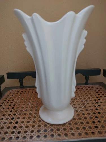 VTG. SHAWNEE POTTERY  MATT CREAM VASE FLARED RIBBED DECO HANDLES MATTE WHITE 8"