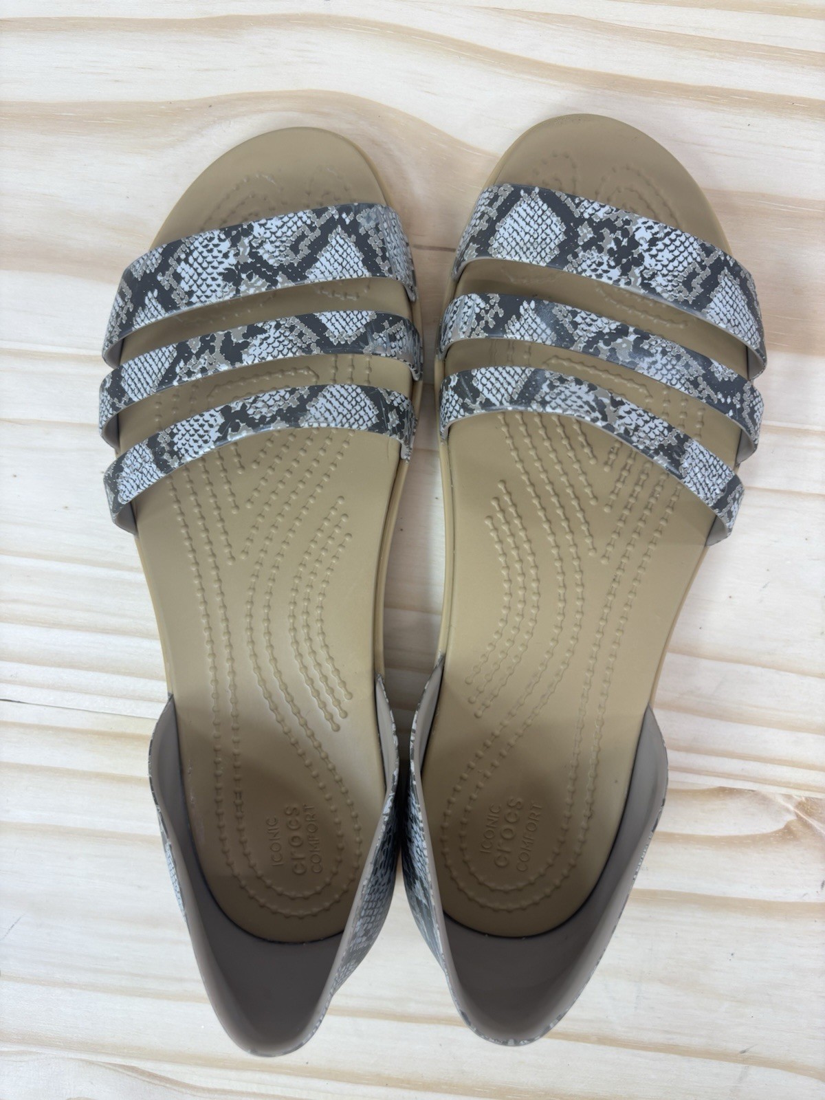 Crocs Tulum Open Toe Flat Gray Tan Snake 3-Strap Flat Sandals Size 8 Flip Flops image 9