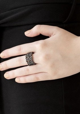 Paparazzi: Tell Me How You Really FRILL - Black Ring