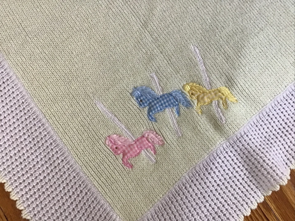 "Manta bebé tejida amarilla pájaro carrusel caballos acrílico 38"" x 34"" vintage" Foto 3 de 4