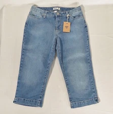 NWT JEANSTAR Capris Womens 10 (Actual 32" x 20") Medium Wash Stretch Denim