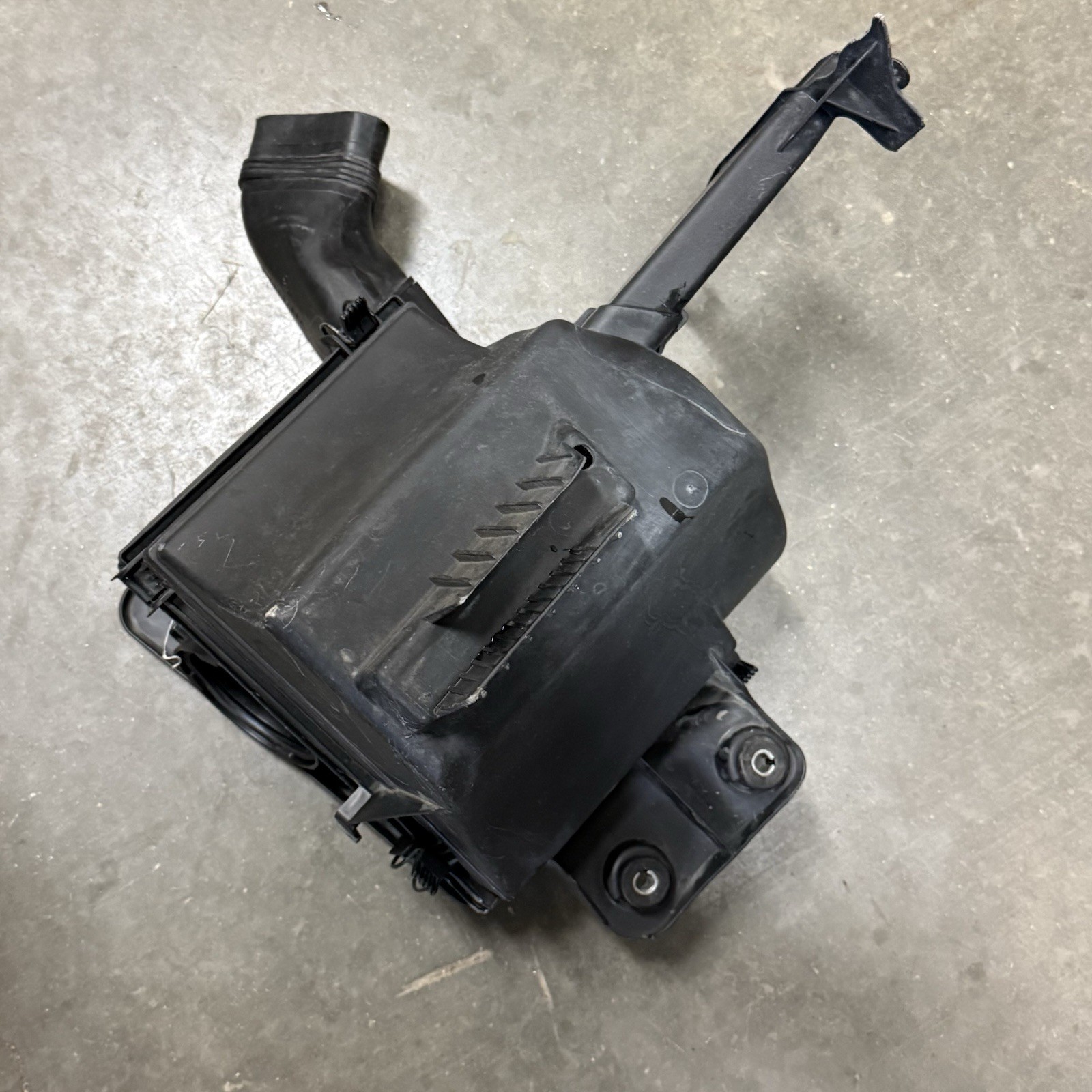 BMW E46 325i 2.5L X3 Air Filter Housing Intake Muffler 2001-2006 USED OEM