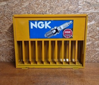 NGK Zündkerzenvitrine Metallregal Schrank Oldtimer Garage Vorplatz Teile