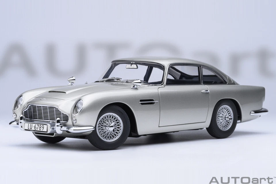Aston Martin DB5 RHD silber Goldfinger Modellauto 1:18 Autoart