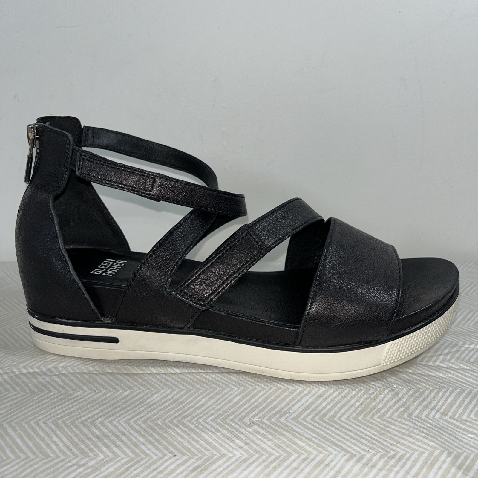 APL Sandali con zeppa Eileen Fisher Sally zip posteriore pelle nera taglia 8 5 plateau comodi