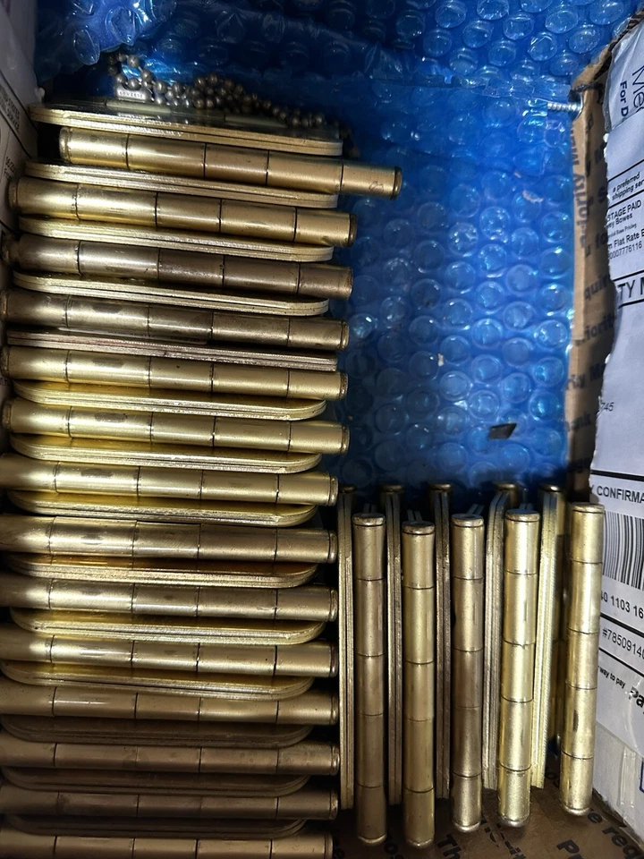 Lote de 42 bisagras de latón marca “GATEHOUSE” borde redondeado 4x4. Foto 2 de 3