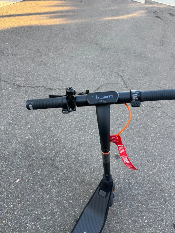 Segway Ninebot E2 Pro 电动滑板车 带 21.7 英里 最大操作范围 二手 — 第 2/4 张图片