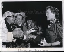 1956 Press Photo Mrs Pat Nixon Shares Burdens of Nixon's Campaign Efforts