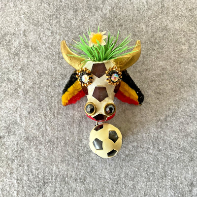 Zur Fußball WM: Niki Boden Design Figurenbrosche Kuhkopf mit Fußball