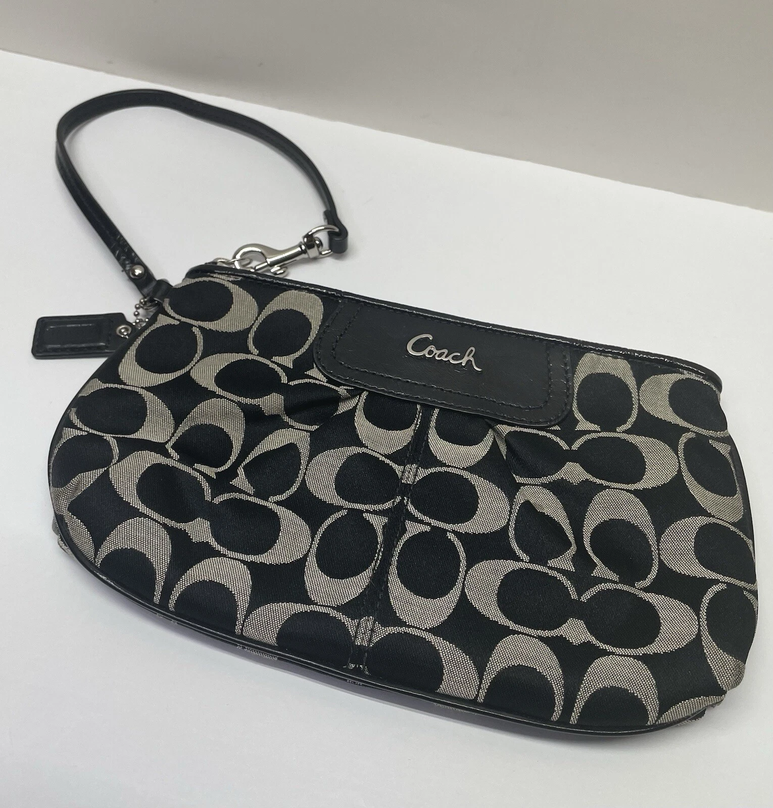 Borsa da polso Coach nera e grigia Signature C pochette chiusura zip
