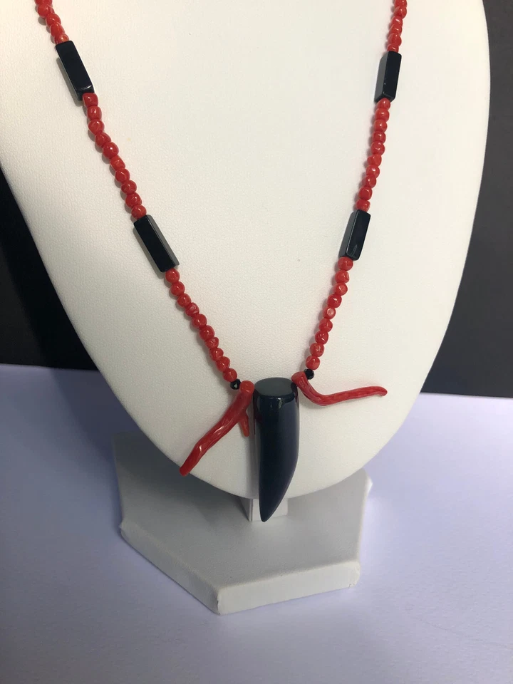 Collana a "pepite" di vero corallo rosso del mediterraneo e corno in onice - Immagine 4 di 4