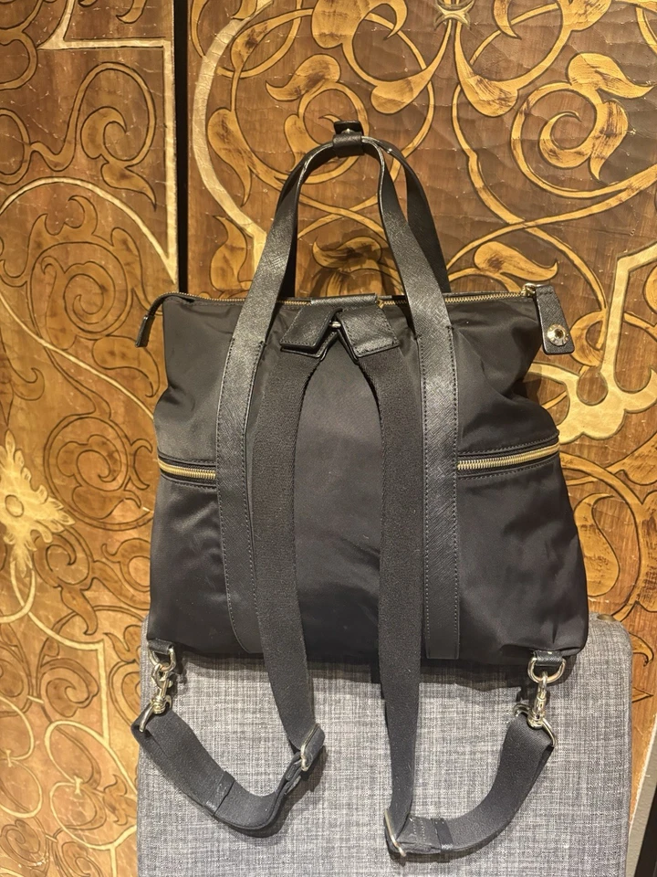 Mochila convertible Henri Bendel Jetsetter en nailon negro herrajes dorado Foto 2 de 4