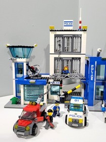 LEGO CITY: Police Station (60047) - COMPLETE with minifigures and Manuals