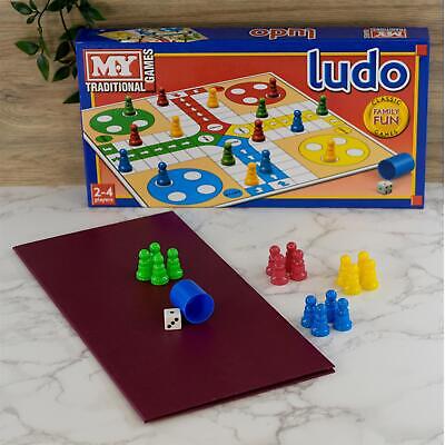 Family Ludo Desk Jeu De Société En Bois Sur Fond Blanc. Rendu 3d