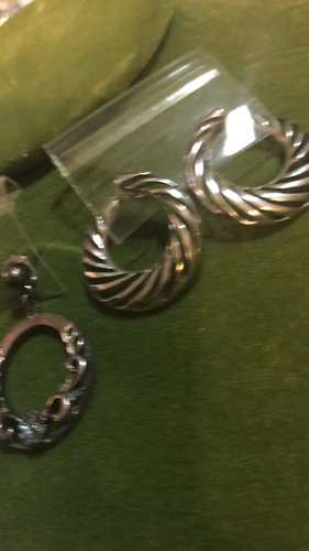 LOTTO 2 ORECCHINI VINTAGE TONO ARGENTO ANNI 70 CERCHIO TRAFORATO FILIGRANA - Video 1 di 1