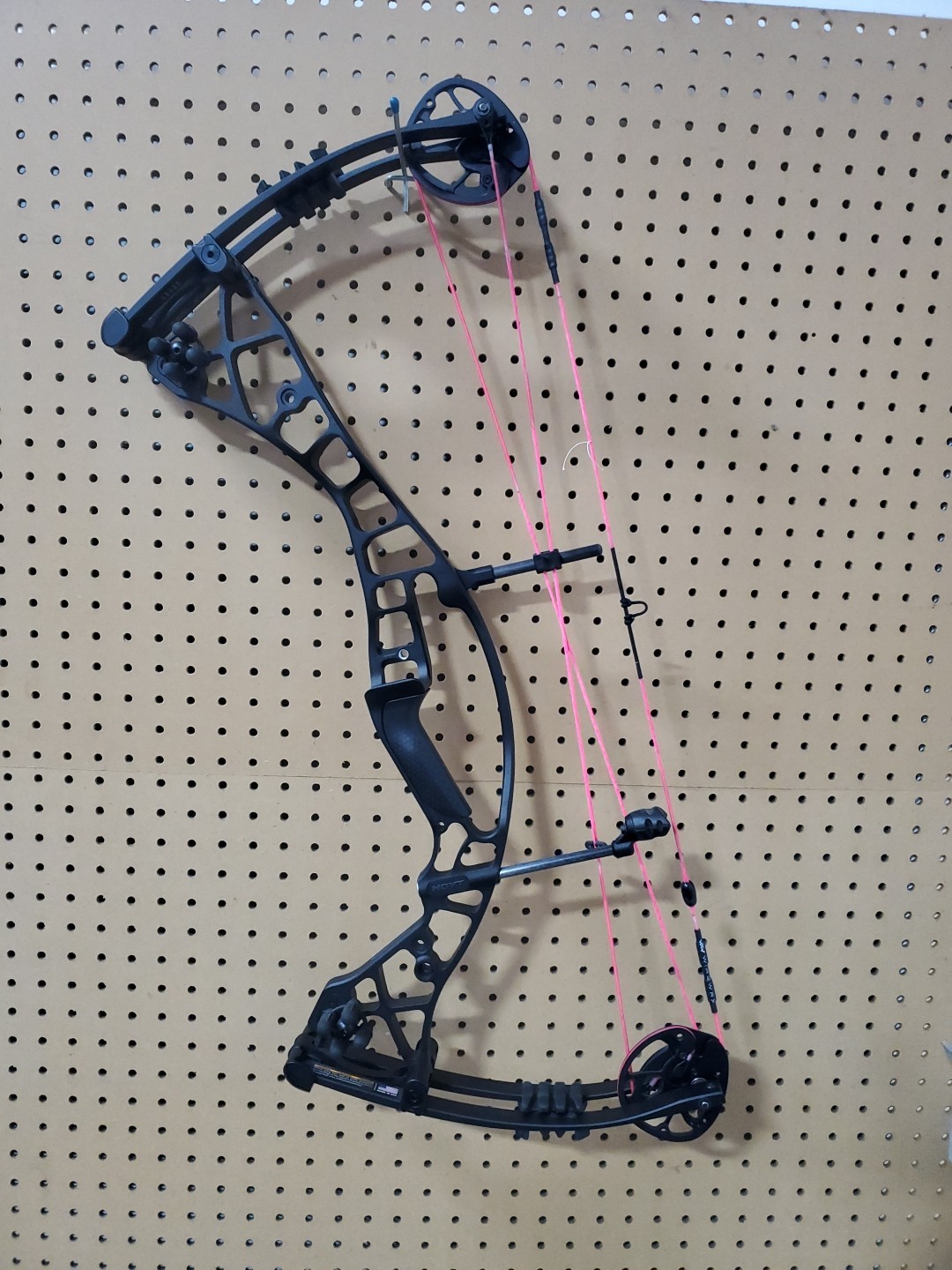 Hoyt Eclipse Rh 50lbs 24" Black Out W/ Pink Strings Compound Bow Right Hand