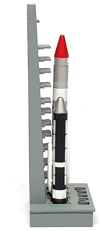 Dragon 1/400 Scale 56341 - NASA Titan IIIC Rocket Maiden Flight W/Launch Pad - Image 3 of 4