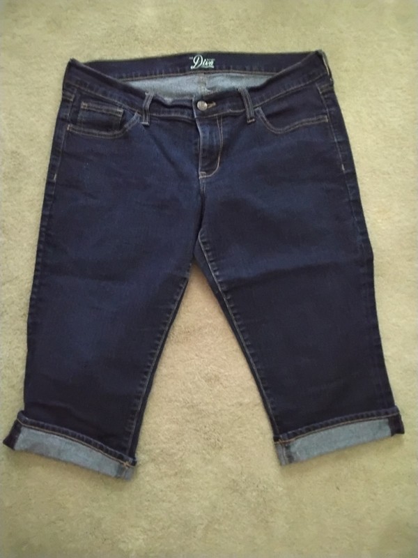 Old Navy The Diva Cuffed Women's size 12 regular Wash Blue Denim Jean Capris