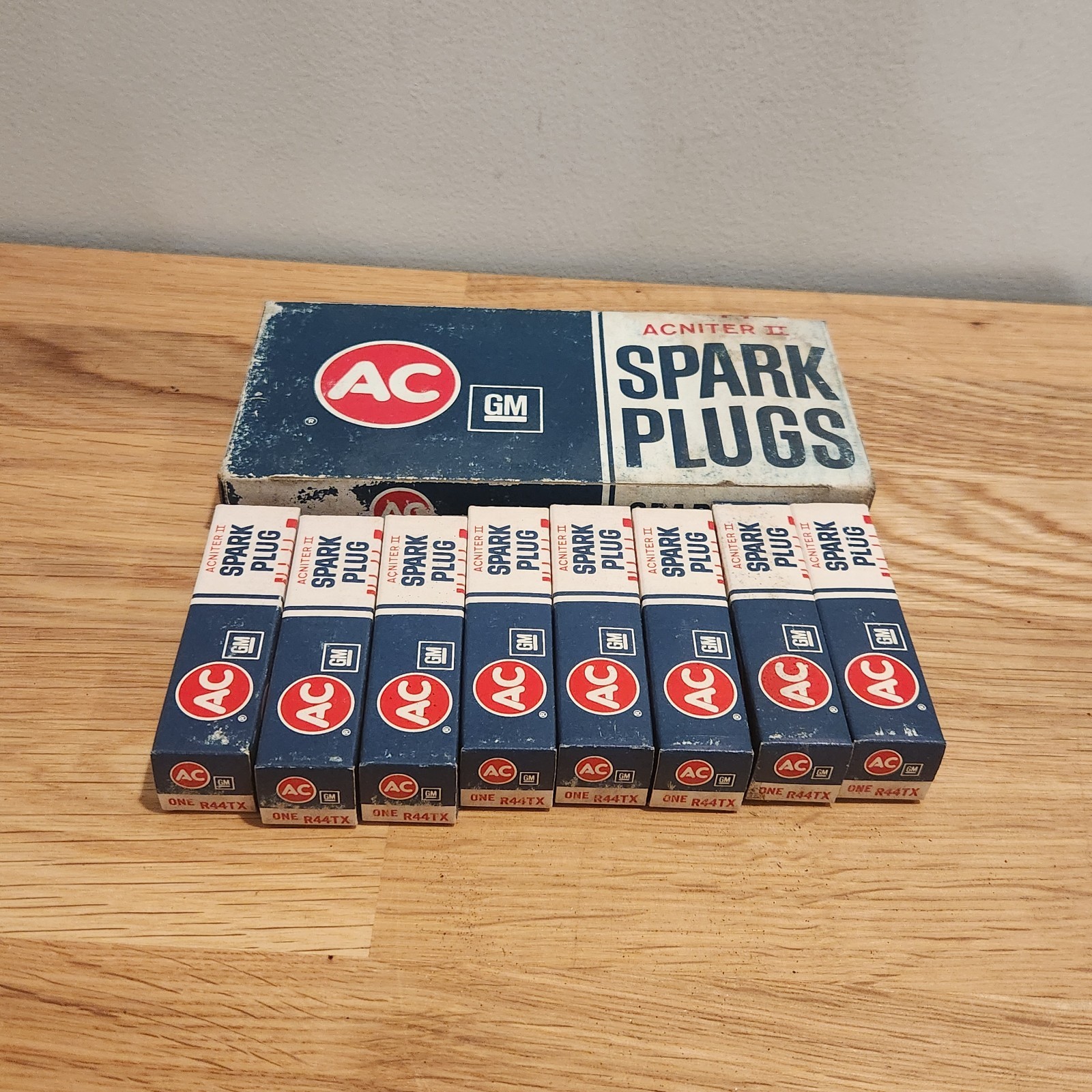 Lot of 8 AC Delco R44TX Acniter II Spark Plugs-5613572-Genuine GM Parts-NOS