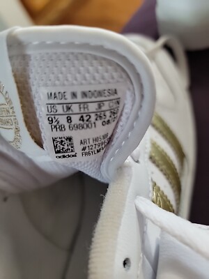 ADIDAS MENS SNEAKERS (PRB 698001) Size 9.5-WHITE W/Gold STRIPES