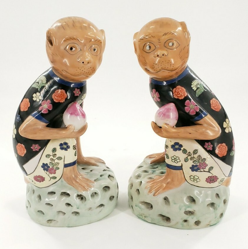 榧　カヤ　猿郡　モンキー　monkey 桃　peach飾り物　彫刻　木工品 Antique Pair Chinese Porcelain Monkey Holding Peach Figurines Qing