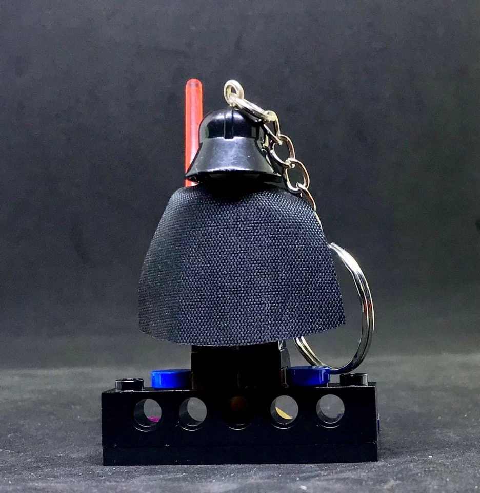 KEYCHAIN HANDMADE DARTH VADER LEGO © stars wars Disney + PEDESTAL GENUINE 300 - Imagen 3 de 4