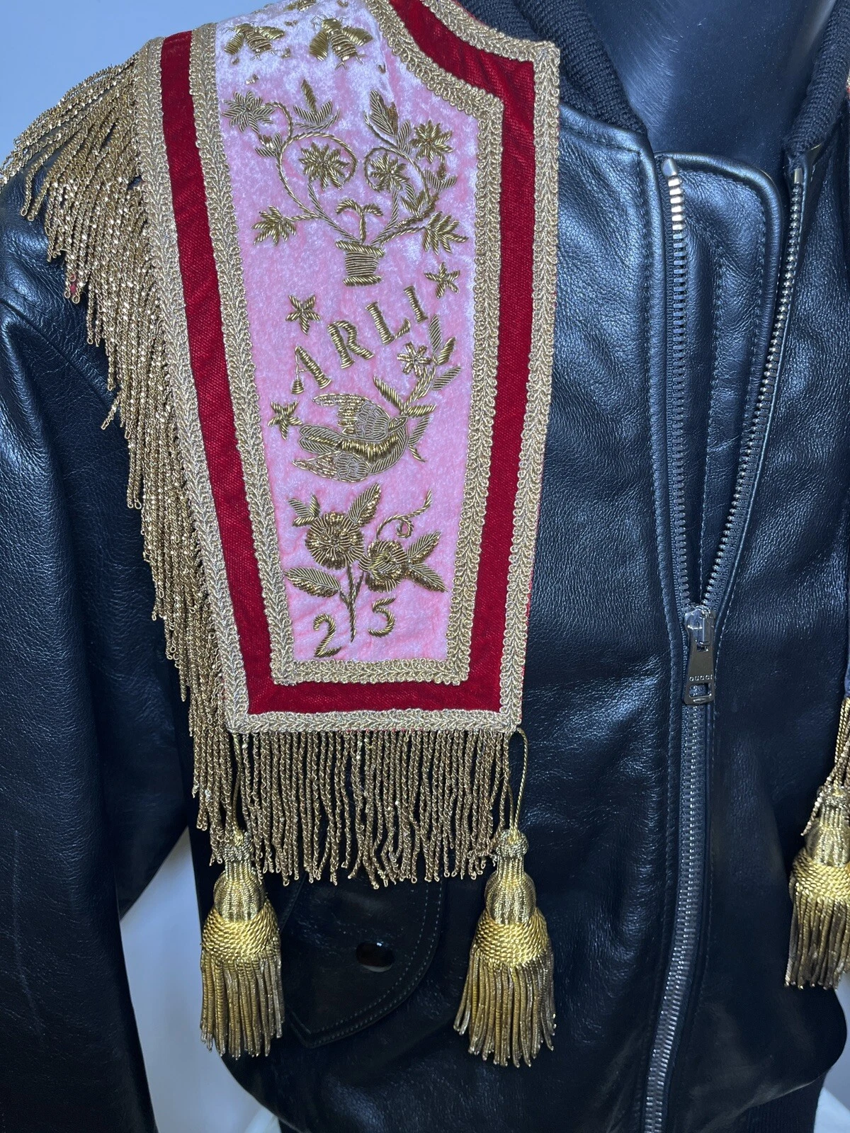 GIACCA BOMBER IN PELLE GUCCI con caratteristiche a spalla ricamata a mano nuova con etichette