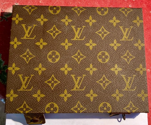 Louis Vuitton. Boîte à bijoux en toile monogram et intérieur suédine marron
