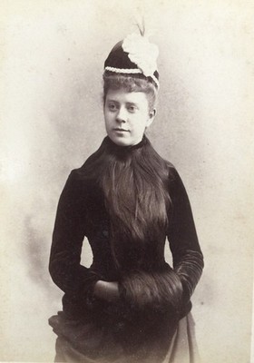 1880 s YOUNG LADY ELEGANT HAIRY MUFF COLLAR In Black PHOTO CARD PHOTO SALEM MASS