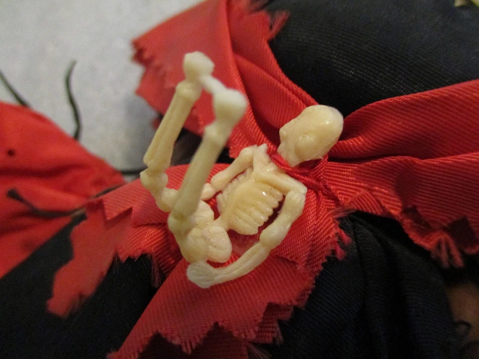 BONECA RAINHA VODU AFRICANA VINTAGE COM ESQUELETO + BOLSA ARANHA MUITO BOM ESTADO. - Imagem 3 de 4