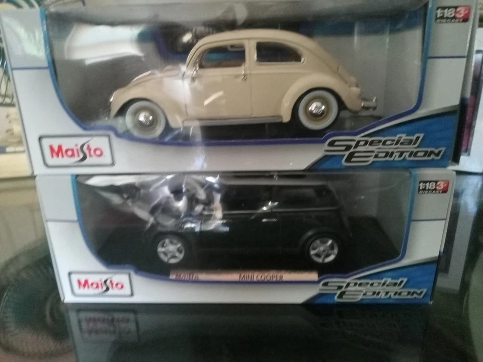 LOTE de dos Mini Cooper Green & Beetle (1955) Die Cast MAISTO Modelo Escala 1:18 Foto 2 de 4