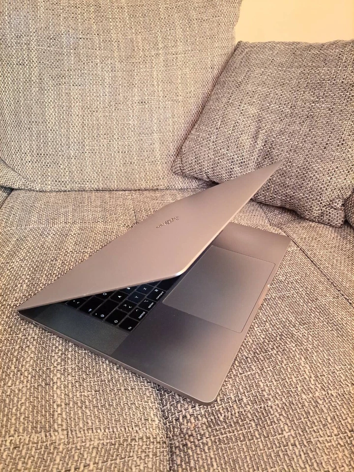 Apple MacBook Pro 15" 2018 (2.2 GHz 6-Core i7 / 16 GB RAM / 256 GB / DE) A1990 - Bild 2 von 4