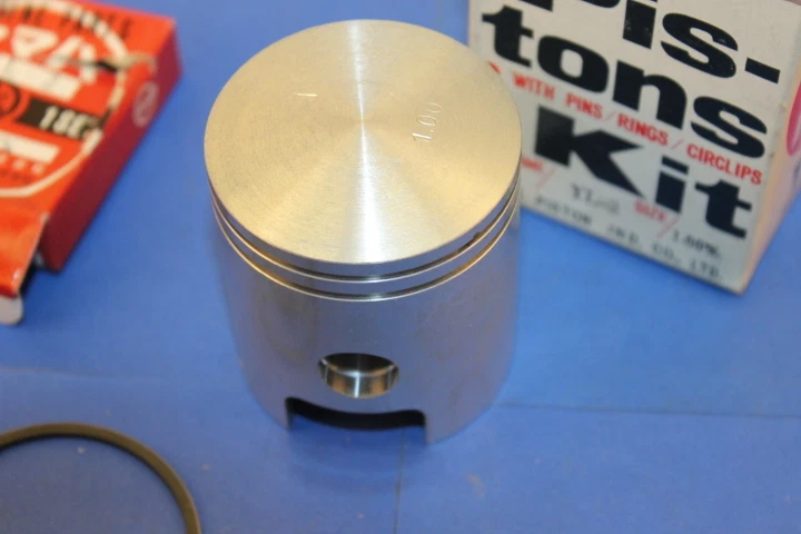 PISTÓN YAMAHA YL2 '67-68 L5T '69-70 + ANILLOS 4º MÁS DE 1,00 OEM 166-11638-01 Foto 2 de 4
