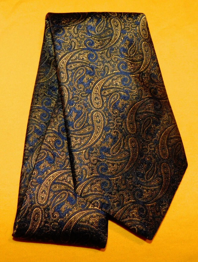CORBATA PAISLEY PIATTELLI PLATINO HECHA EN EE. UU. AZUL/ORO - CORBATAS - CORBATAS DE DISEÑADOR. Foto 2 de 3
