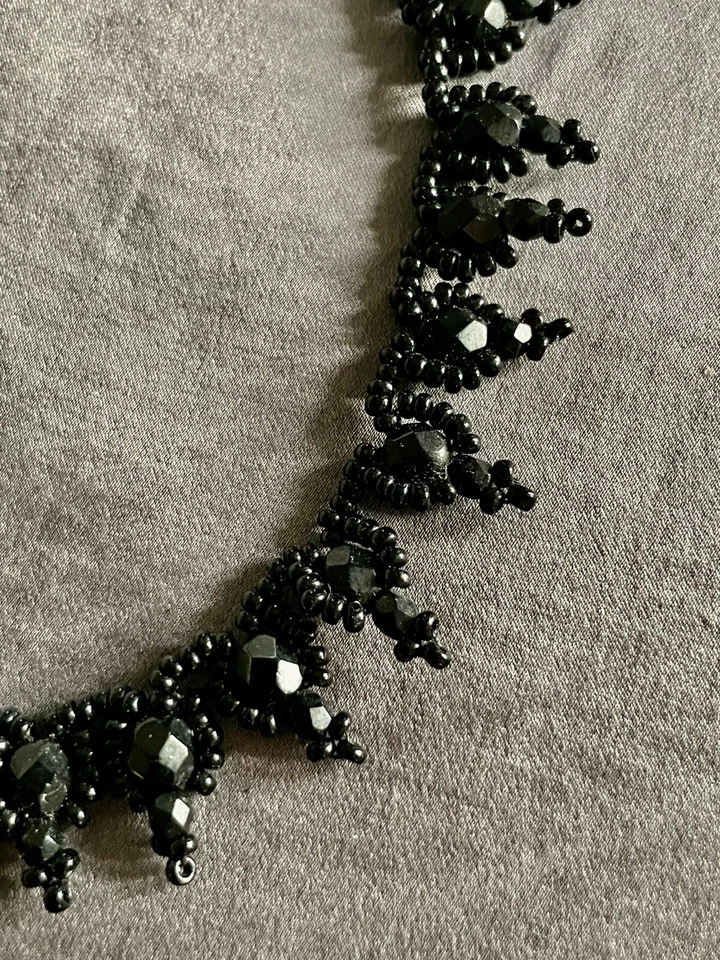 Collar Gargantilla Hecho a Mano Artesanal Vintage Estilo Gótico Cuentas Negras ÚNICO EN SU CLASE Foto 2 de 3