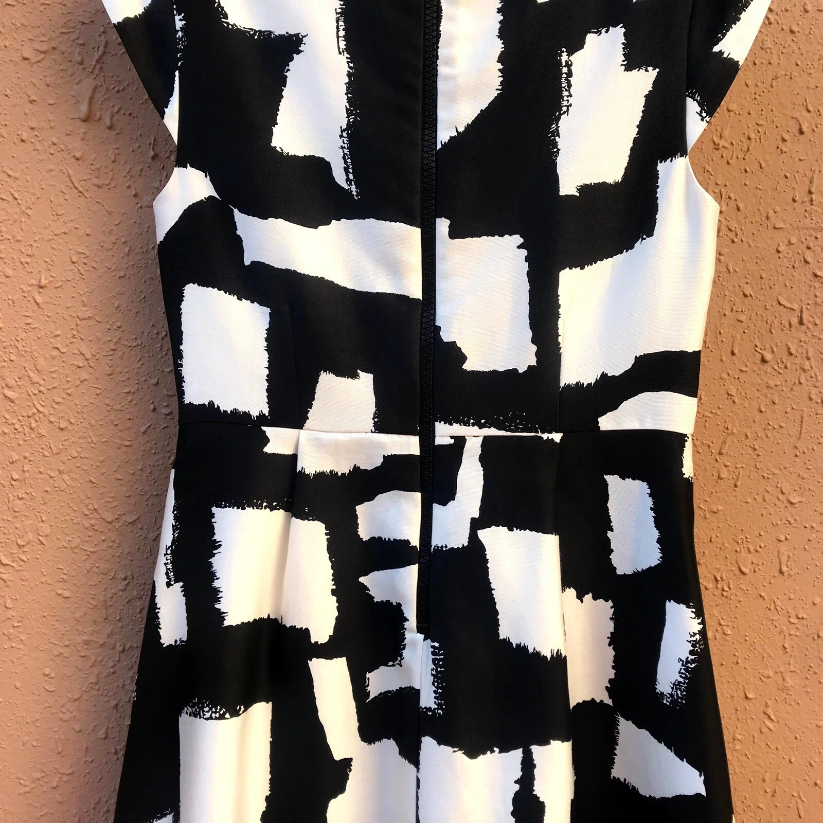 Abito di seta Kate Spade look per fodera argento bianco nero vestibilità e pieghe svasate taglia 4