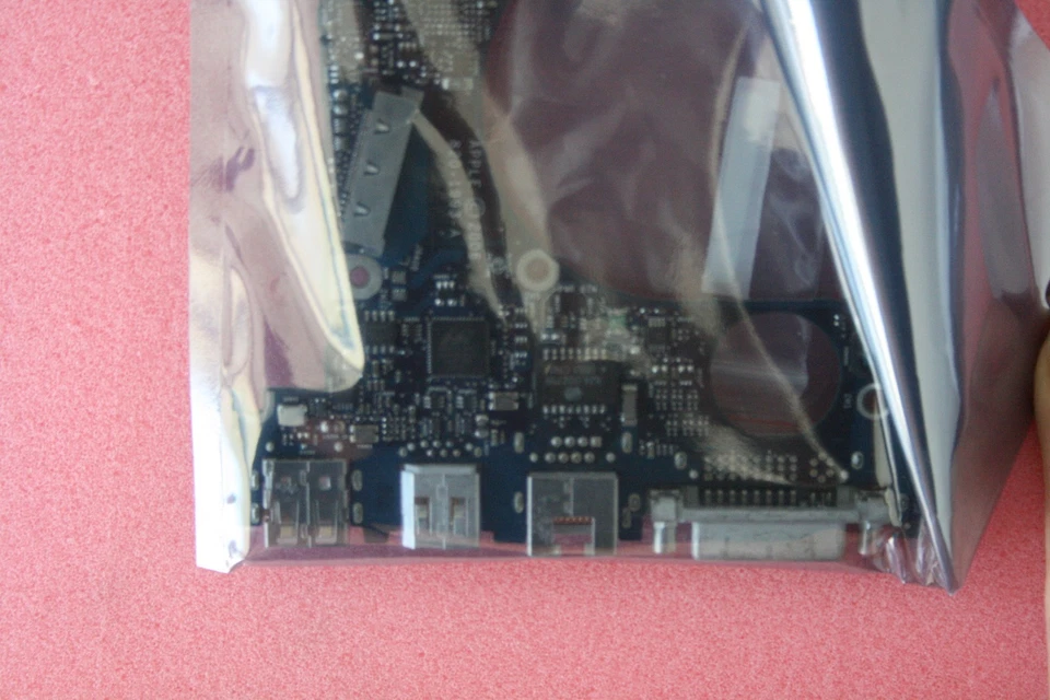 New Apple 15" MacBook Pro A1150 2.16GHz 256MB Video RAM Motherboard 820-1993-A - Image 4 of 4