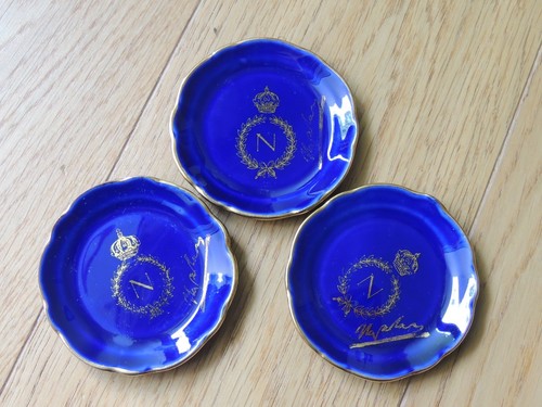 3 assiettes bleues miniatures