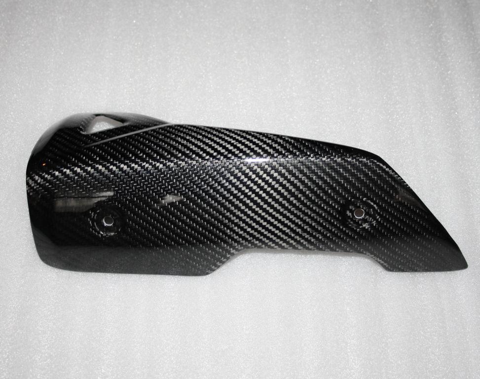 Protection échappement Suzuki GSR 750 carbone brillant pour motards urbains