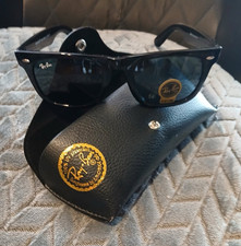 Ray-Ban Wayfarer Men s Sunglasses Black Plastic Frame Green G-15 Glass Case