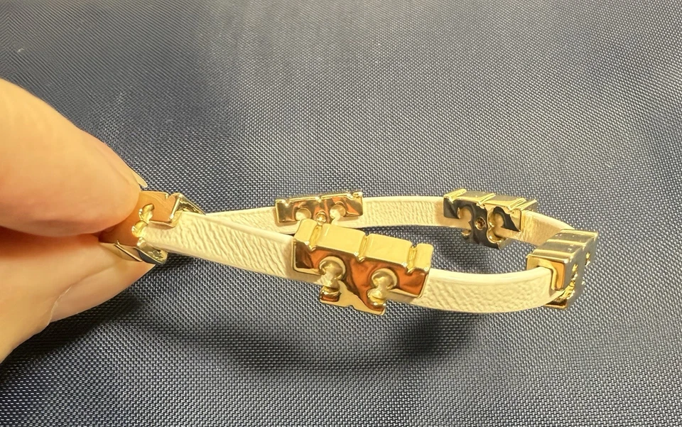 Pulseira “T” empilhável couro areia bronze ouro 18 quilates Tory Burch - Imagem 3 de 4