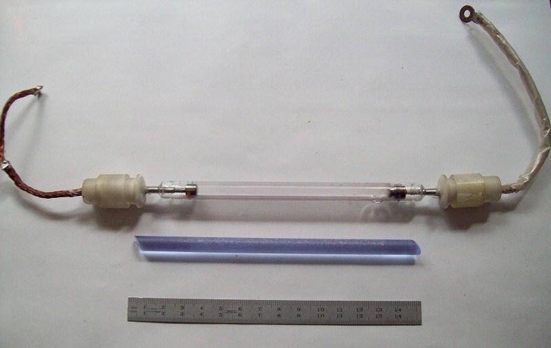 Set of Nd:glass laser rod 8 x 150 mm, with Brewster ends, and a Xe flashlamp
