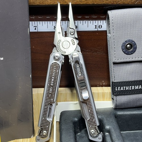 LEATHERMAN, FREE P4 Multitool With Sheath- NIOB - Picture 3 of 8