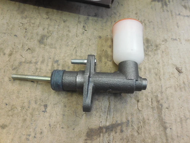 Cilindro maestro de embrague Q56100 para Toyota Corolla 1978 1979 Foto 2 de 3