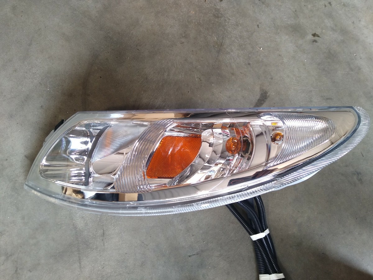 NAVISTAR INTERNATIONAL HEAD LIGHT ASSY. LEFT#3765679C94/RIGHT 